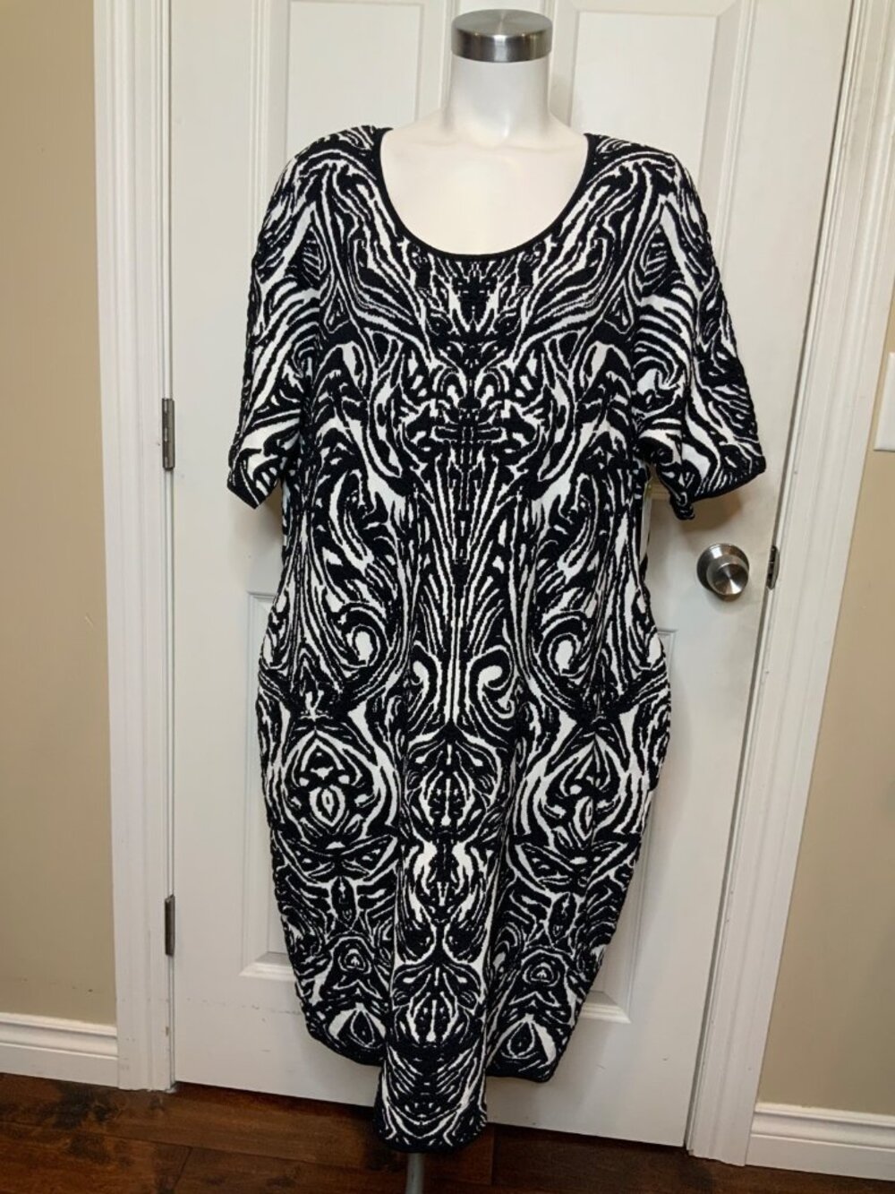 Marina Rinaldi White & Black Paisley Jacquard Short Sleeve Shift Dress , Size L